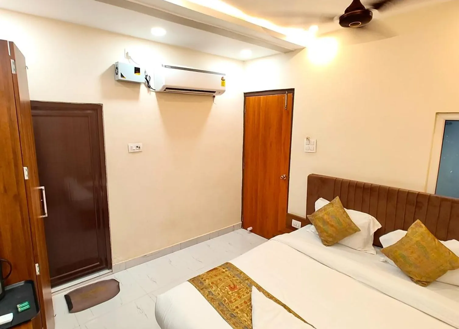 The Bnk Grand Hotel Near Dashashwamedh Ghat - Prime Location With Lift - Fully Air-Conditioned - Best Hotel In Varanasi !