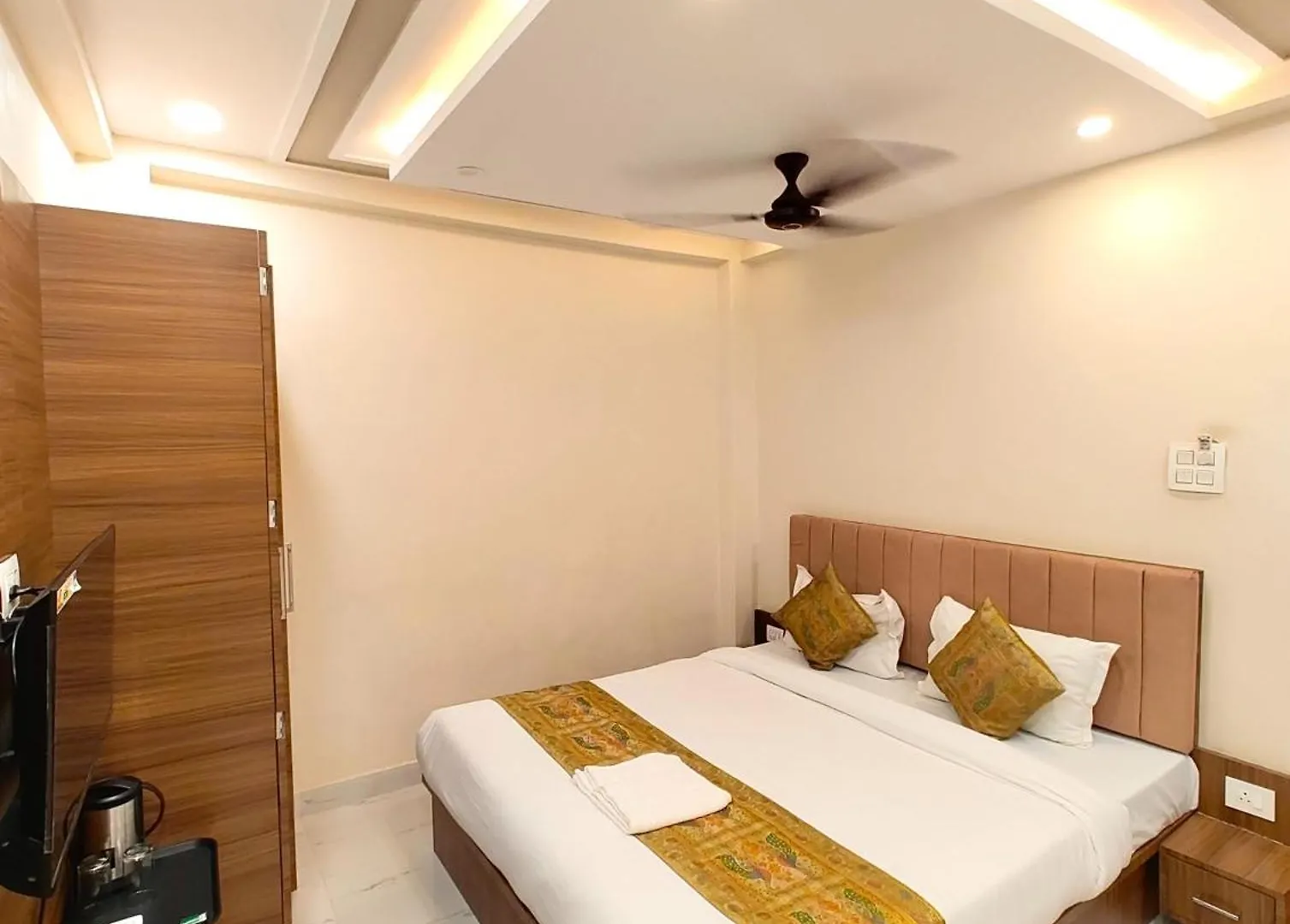 Homestay szállás The Bnk Grand Hotel Near Dashashwamedh Ghat - Prime Location With Lift - Fully Air-Conditioned - Best Hotel In Varanasi ! India