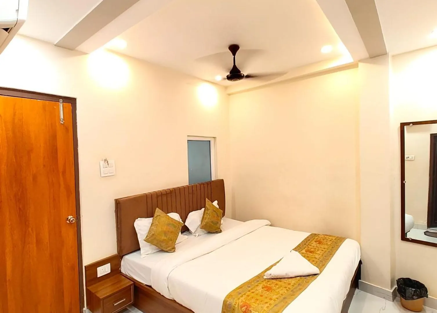 The Bnk Grand Hotel Near Dashashwamedh Ghat - Prime Location With Lift - Fully Air-Conditioned - Best Hotel In Varanasi ! 0*,