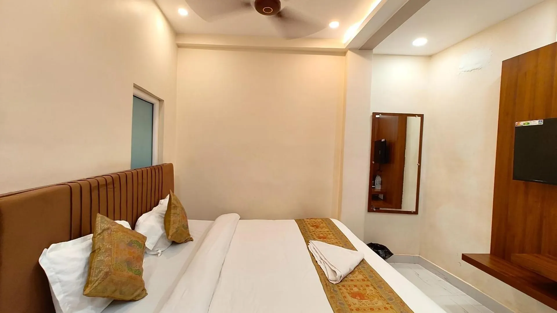 The Bnk Grand Hotel Near Dashashwamedh Ghat - Prime Location With Lift - Fully Air-Conditioned - Best Hotel In Varanasi !