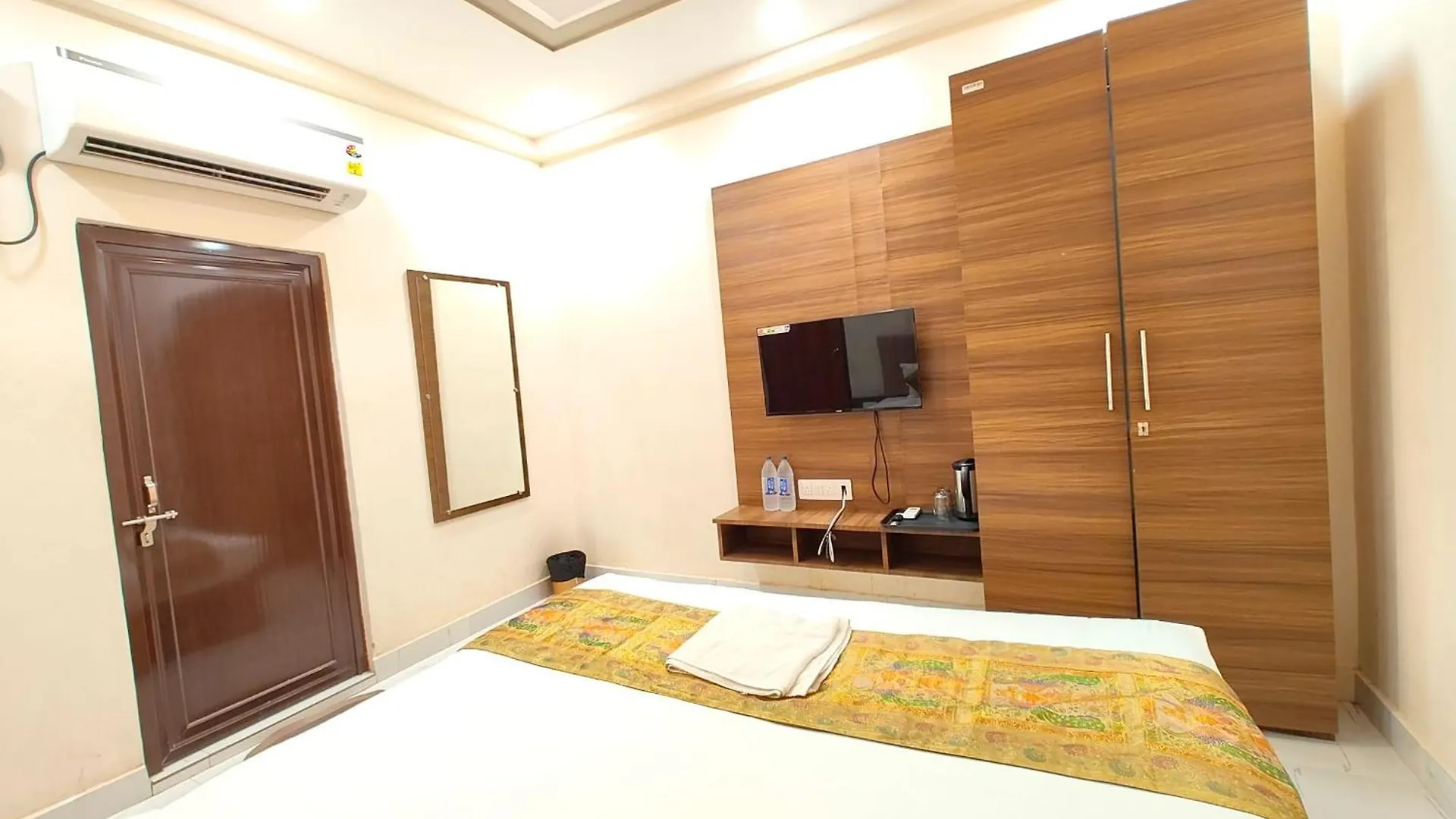 The Bnk Grand Hotel Near Dashashwamedh Ghat - Prime Location With Lift - Fully Air-Conditioned - Best Hotel In Varanasi ! India
