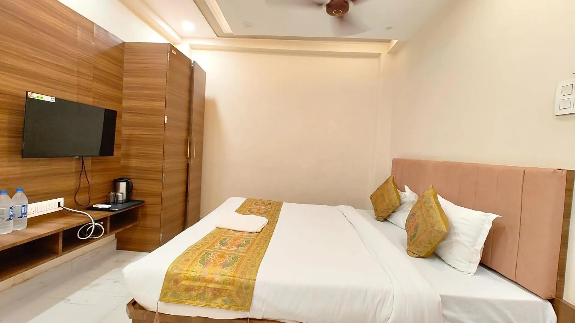 The Bnk Grand Hotel Near Dashashwamedh Ghat - Prime Location With Lift - Fully Air-Conditioned - Best Hotel In Varanasi !