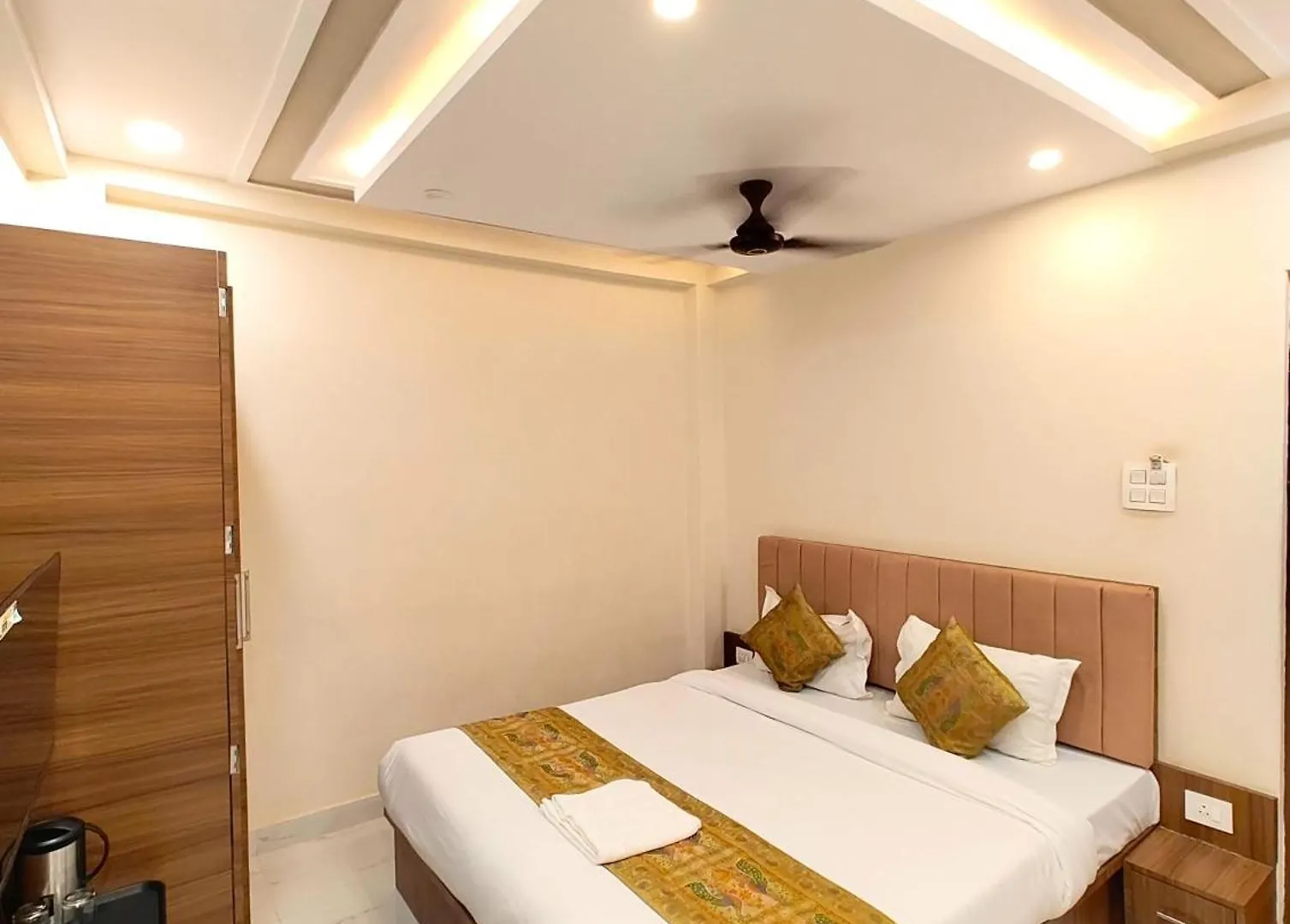 The Bnk Grand Hotel Near Dashashwamedh Ghat - Prime Location With Lift - Fully Air-Conditioned - Best Hotel In Varanasi ! India