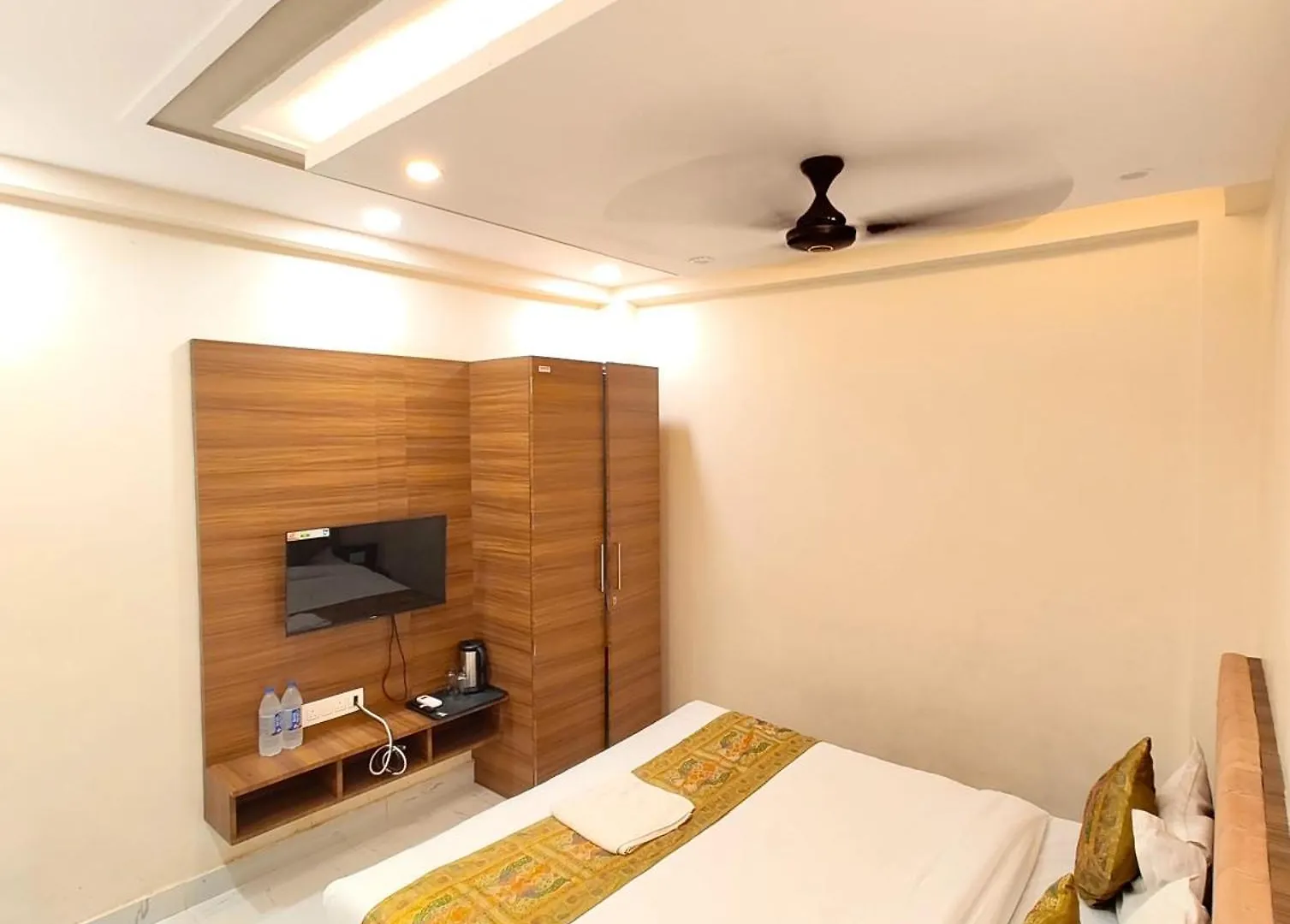 The Bnk Grand Hotel Near Dashashwamedh Ghat - Prime Location With Lift - Fully Air-Conditioned - Best Hotel In Varanasi ! Homestay szállás