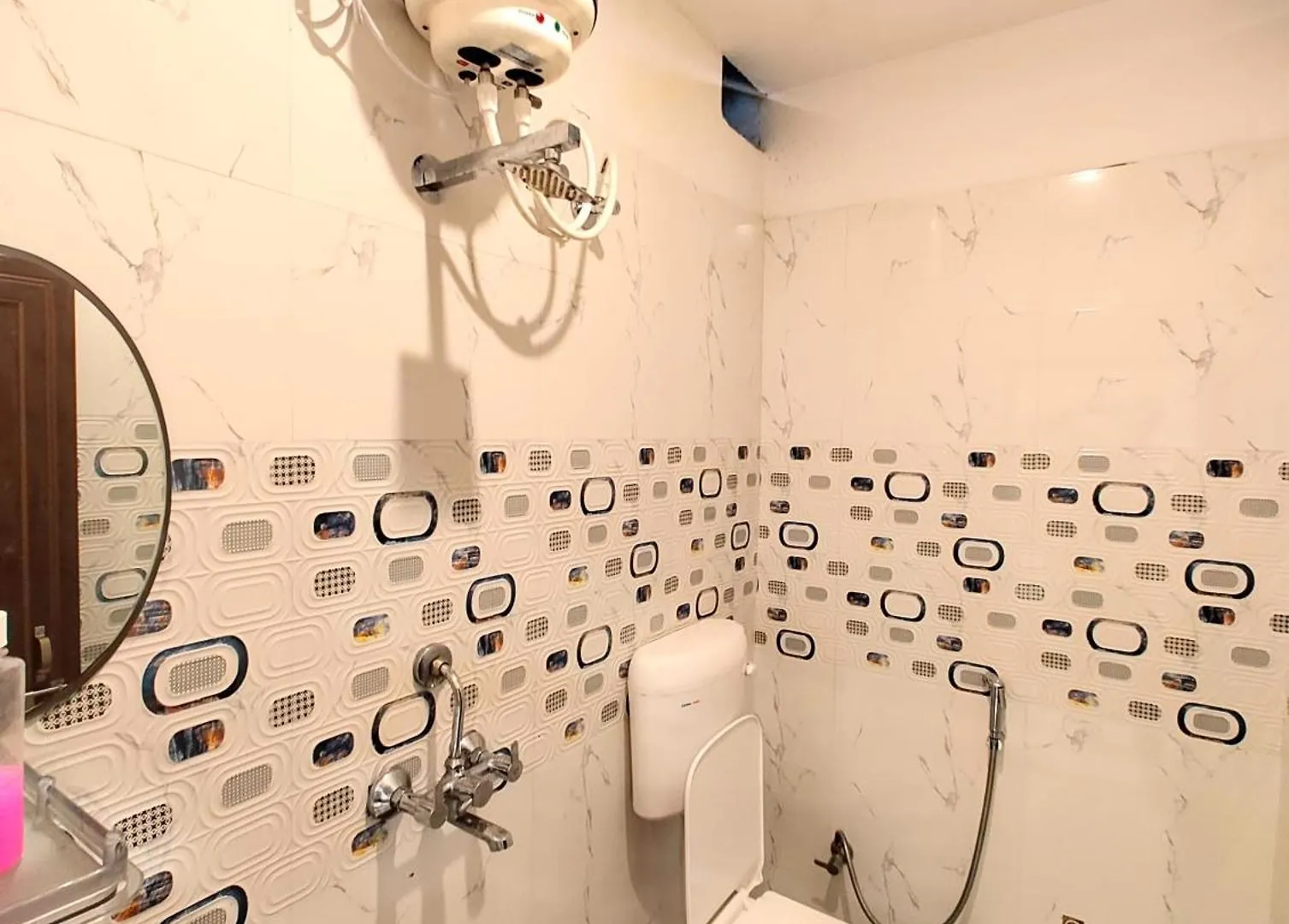 The Bnk Grand Hotel Near Dashashwamedh Ghat - Prime Location With Lift - Fully Air-Conditioned - Best Hotel In Varanasi !