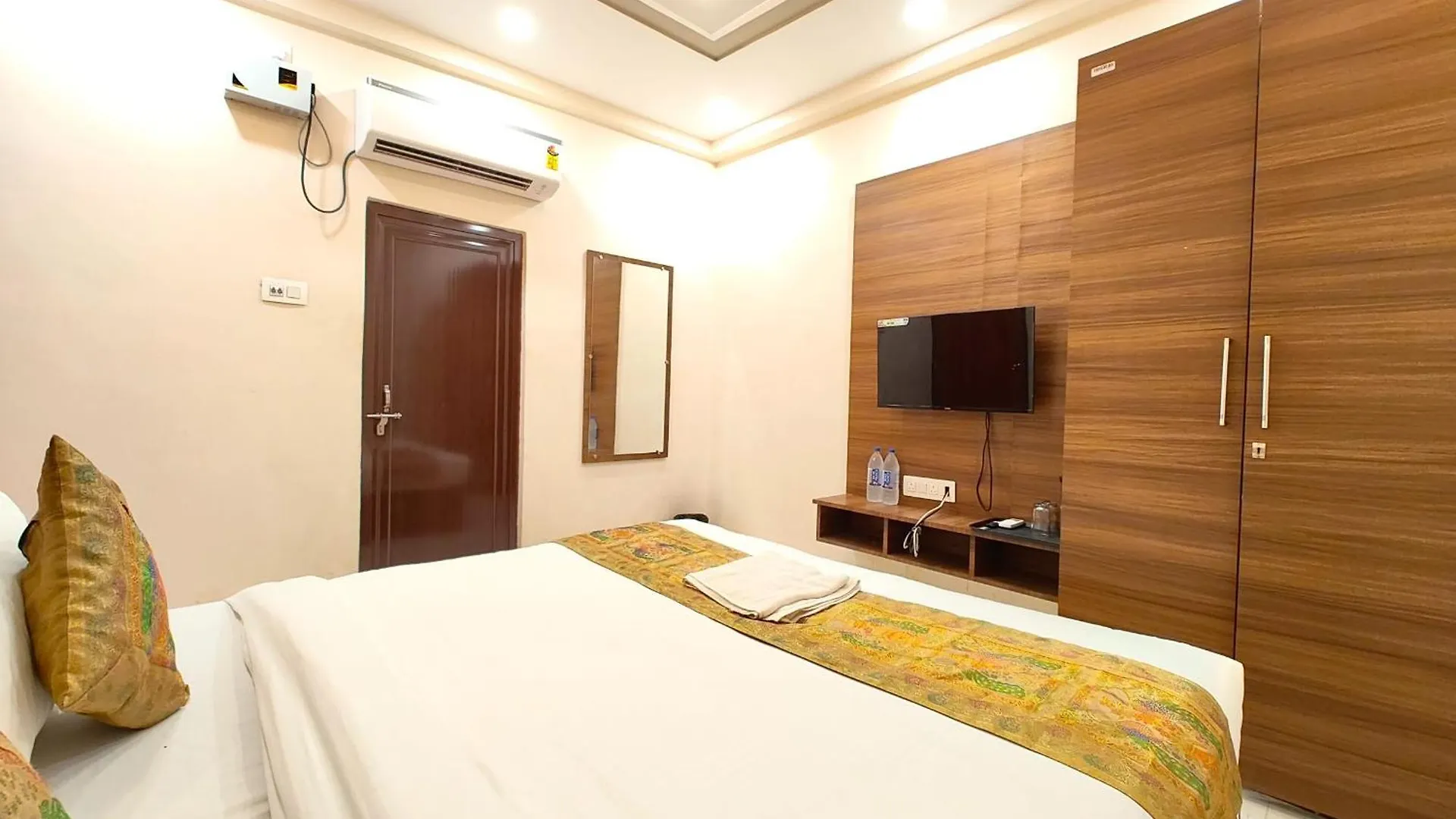 Homestay szállás The Bnk Grand Hotel Near Dashashwamedh Ghat - Prime Location With Lift - Fully Air-Conditioned - Best Hotel In Varanasi ! India
