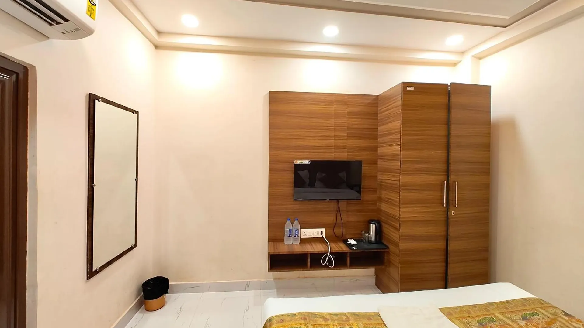 The Bnk Grand Hotel Near Dashashwamedh Ghat - Prime Location With Lift - Fully Air-Conditioned - Best Hotel In Varanasi ! 0*,  India