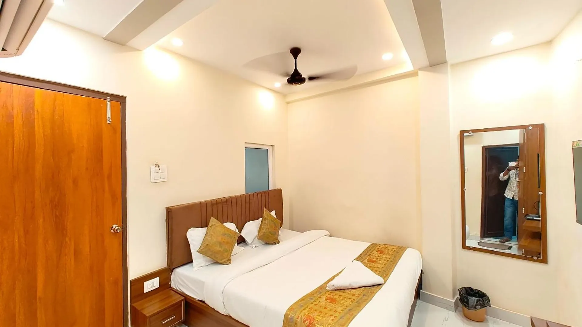 The Bnk Grand Hotel Near Dashashwamedh Ghat - Prime Location With Lift - Fully Air-Conditioned - Best Hotel In Varanasi ! 0*,  India