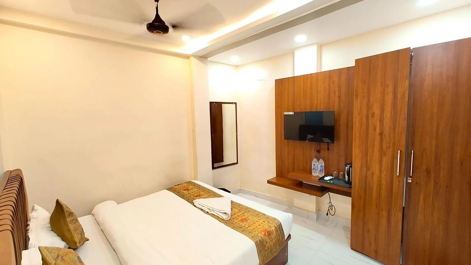 The Bnk Grand Hotel Near Dashashwamedh Ghat - Prime Location With Lift - Fully Air-Conditioned - Best Hotel In Varanasi !