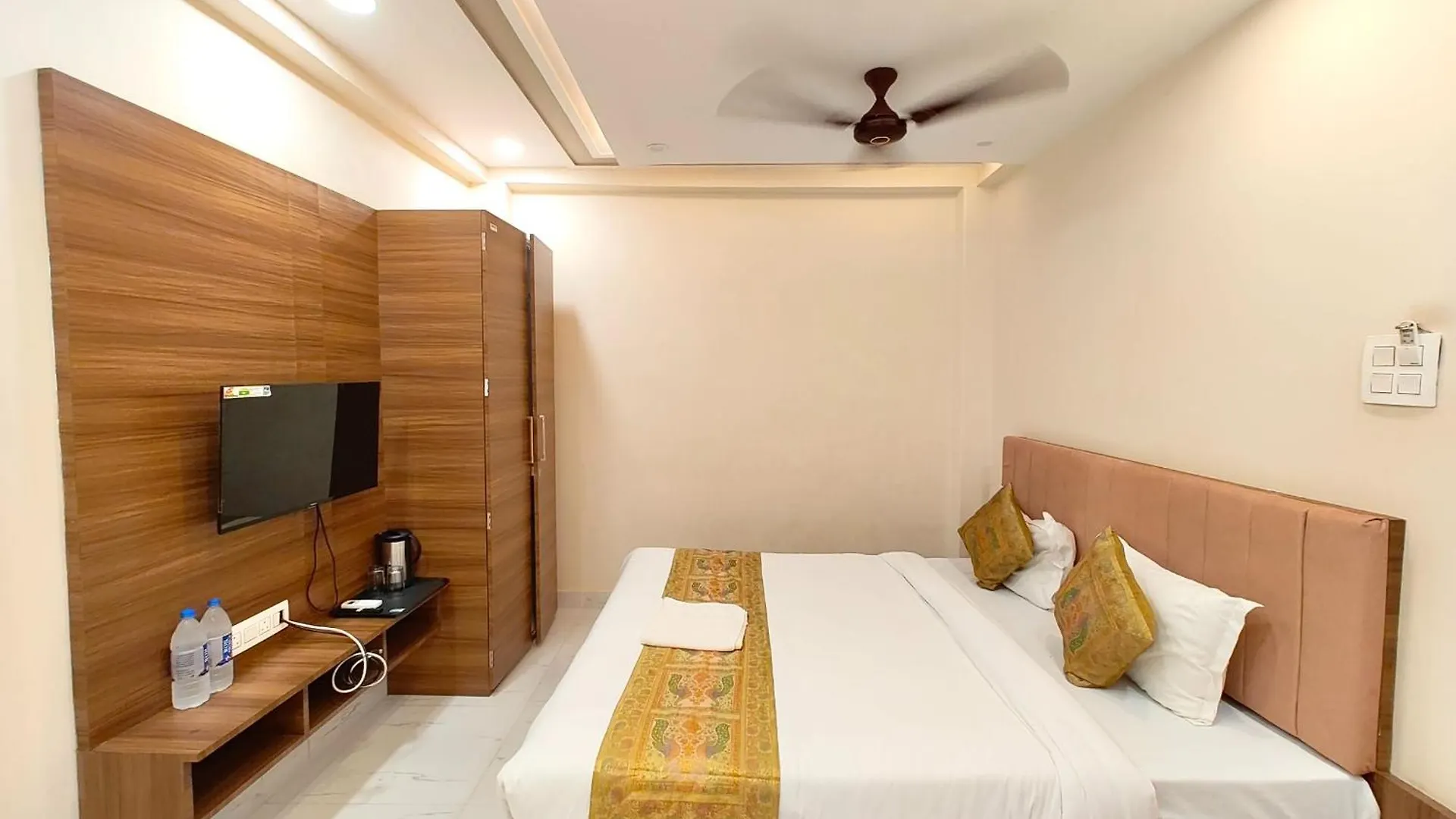 Homestay szállás The Bnk Grand Hotel Near Dashashwamedh Ghat - Prime Location With Lift - Fully Air-Conditioned - Best Hotel In Varanasi !