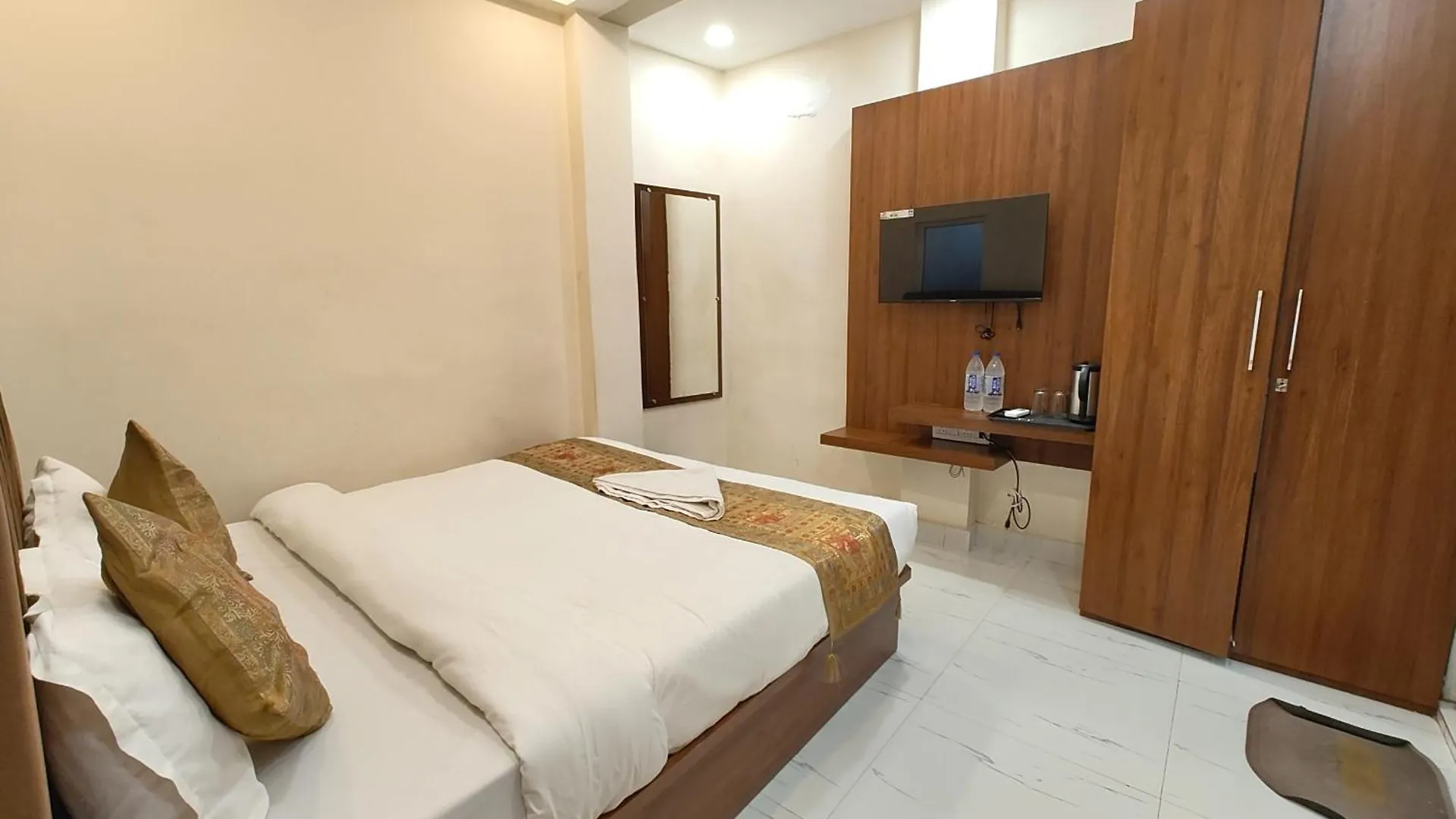 Homestay szállás The Bnk Grand Hotel Near Dashashwamedh Ghat - Prime Location With Lift - Fully Air-Conditioned - Best Hotel In Varanasi !