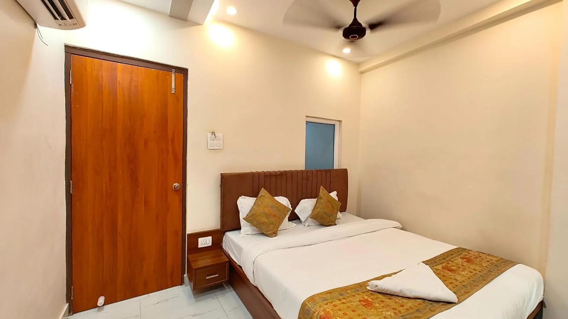 The Bnk Grand Hotel Near Dashashwamedh Ghat - Prime Location With Lift - Fully Air-Conditioned - Best Hotel In Varanasi ! 0*,  India