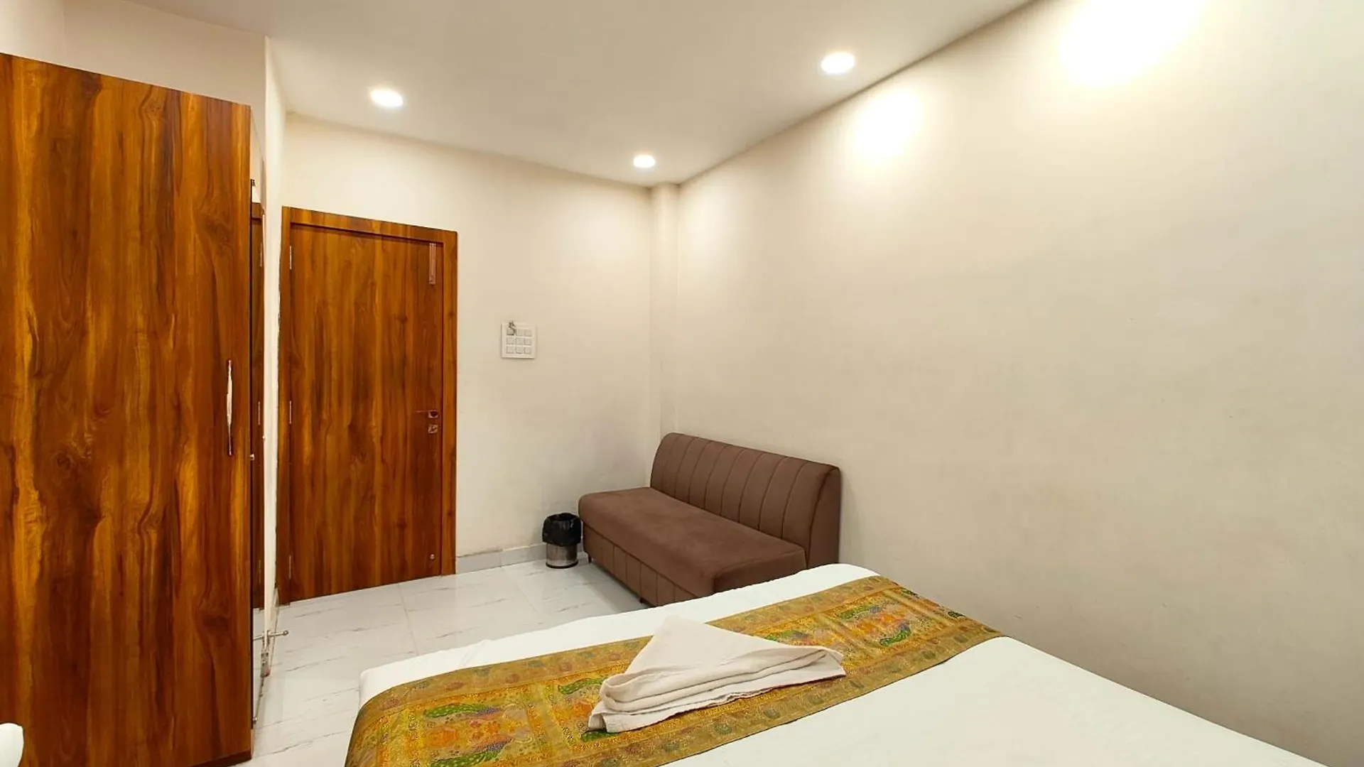 Homestay szállás The Bnk Grand Hotel Near Dashashwamedh Ghat - Prime Location With Lift - Fully Air-Conditioned - Best Hotel In Varanasi !