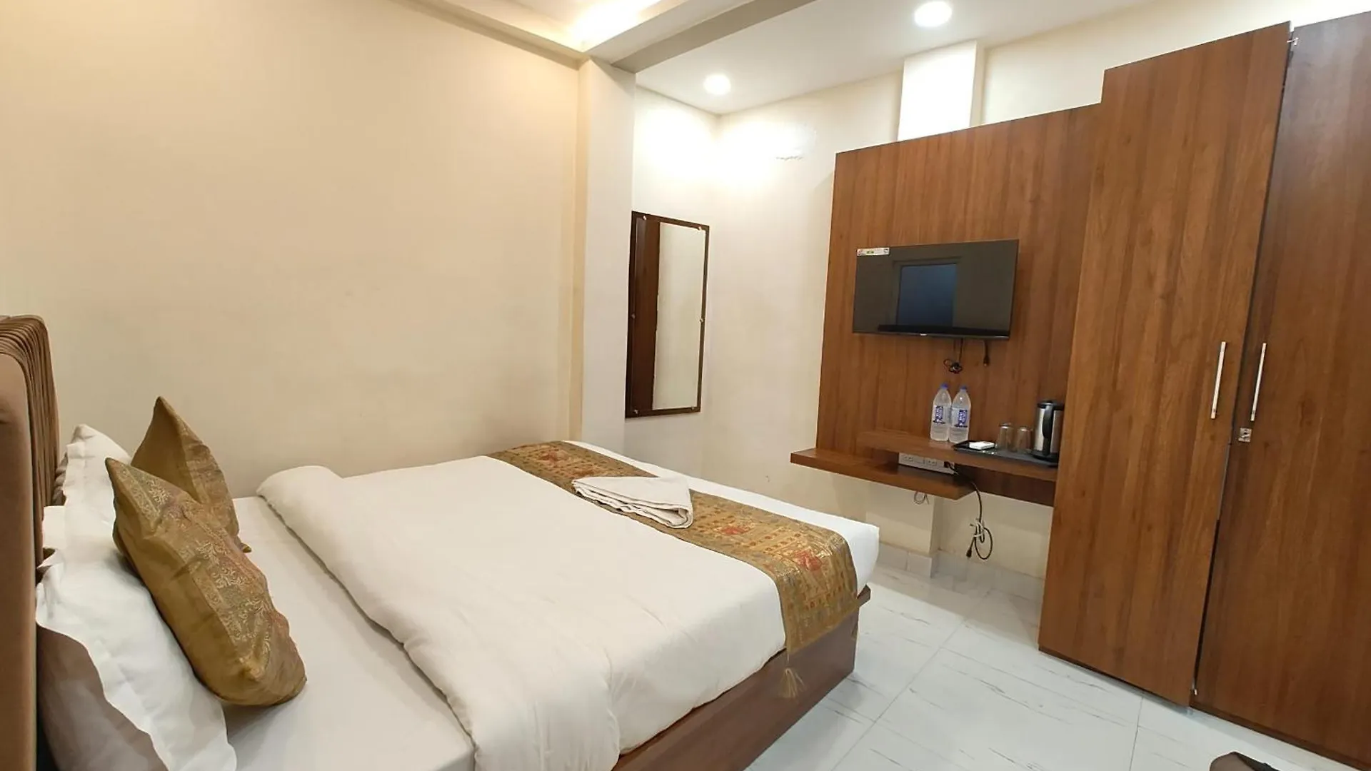 The Bnk Grand Hotel Near Dashashwamedh Ghat - Prime Location With Lift - Fully Air-Conditioned - Best Hotel In Varanasi ! 0*,