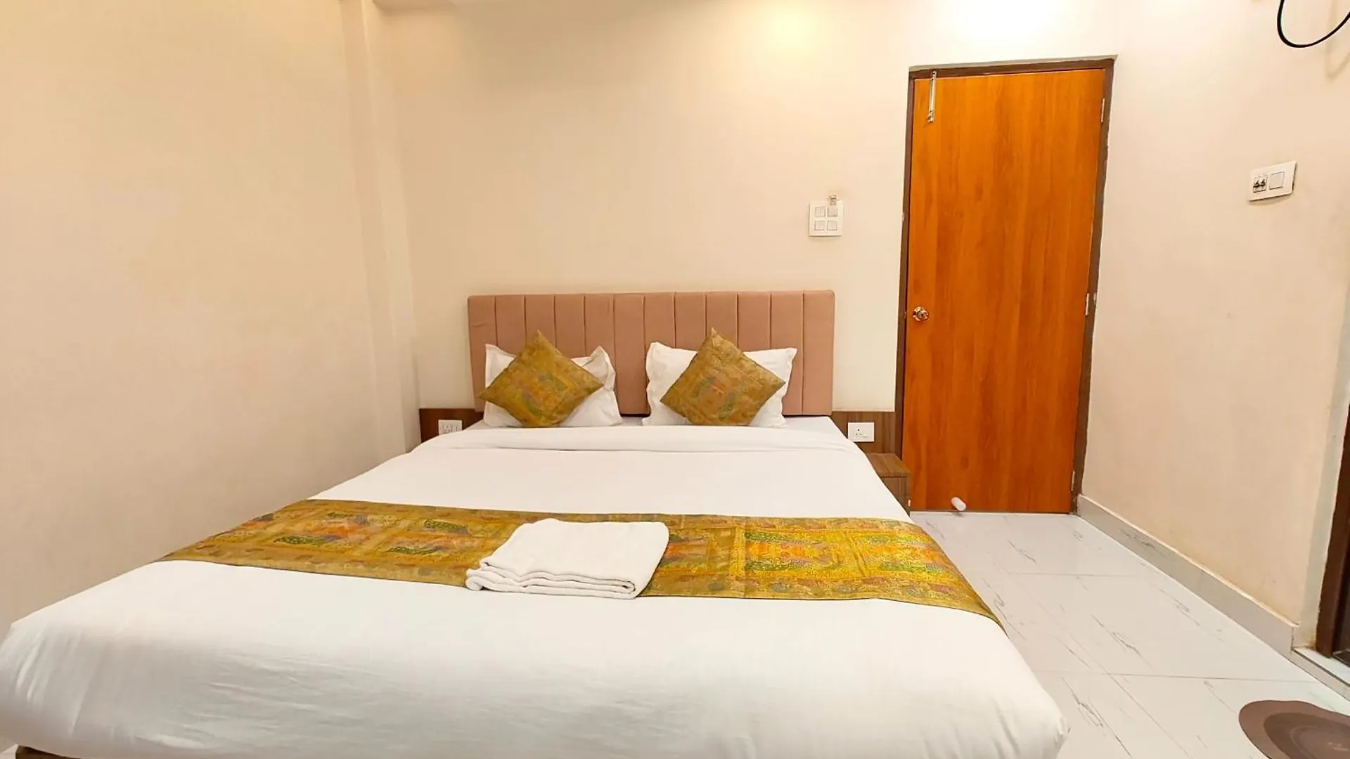 Homestay szállás The Bnk Grand Hotel Near Dashashwamedh Ghat - Prime Location With Lift - Fully Air-Conditioned - Best Hotel In Varanasi !