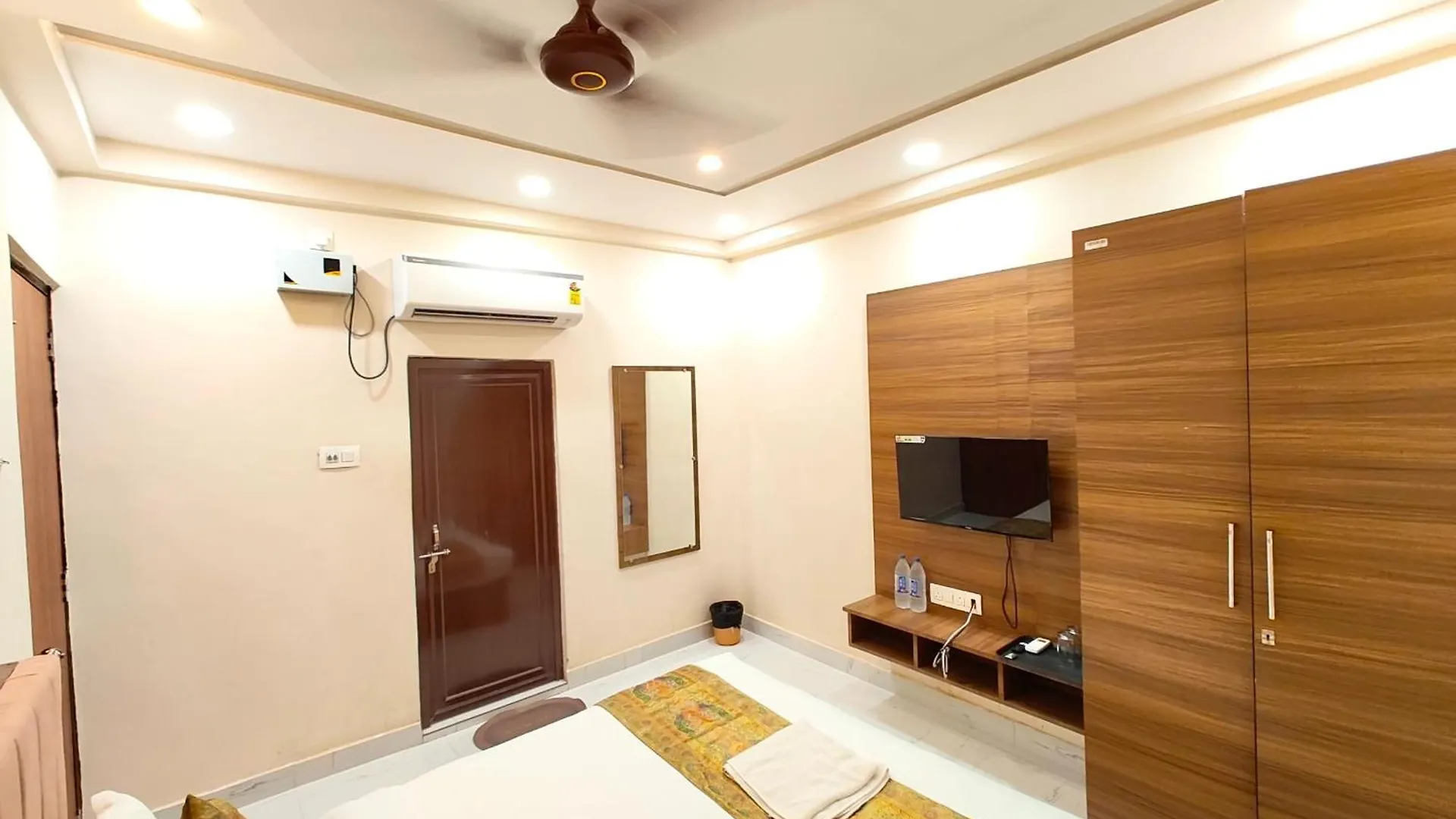 Homestay szállás The Bnk Grand Hotel Near Dashashwamedh Ghat - Prime Location With Lift - Fully Air-Conditioned - Best Hotel In Varanasi ! India