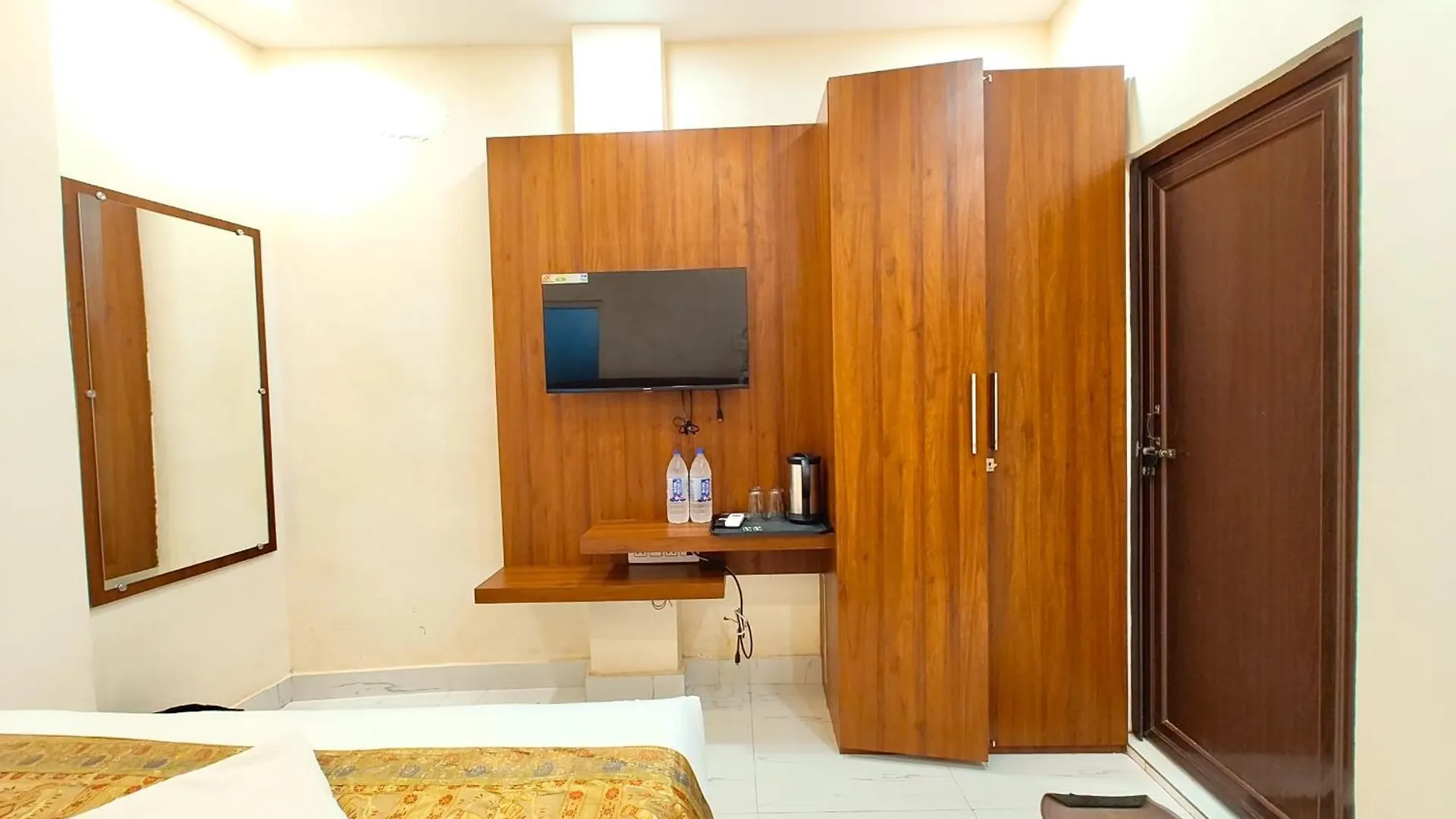 The Bnk Grand Hotel Near Dashashwamedh Ghat - Prime Location With Lift - Fully Air-Conditioned - Best Hotel In Varanasi ! Homestay szállás