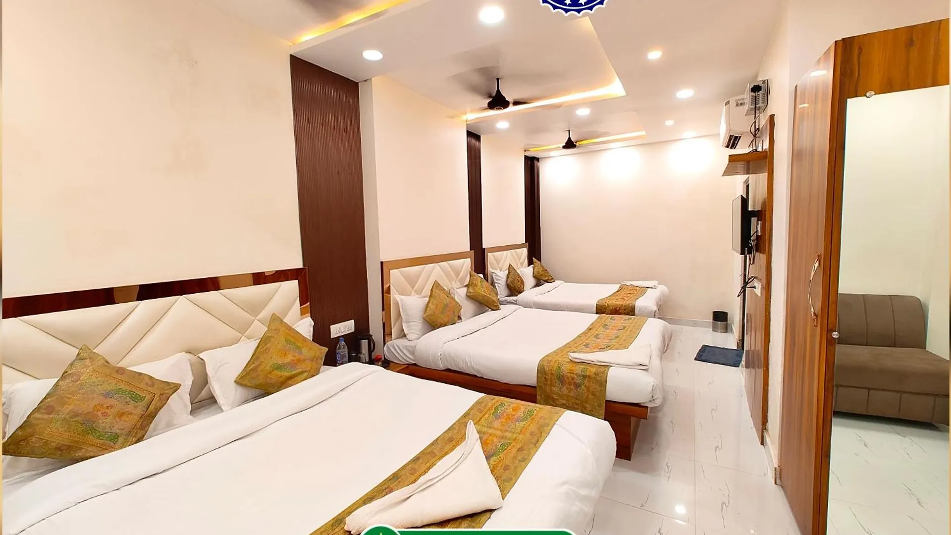 The Bnk Grand Hotel Near Dashashwamedh Ghat - Prime Location With Lift - Fully Air-Conditioned - Best Hotel In Varanasi !